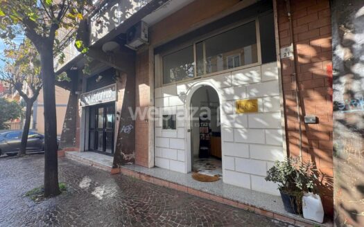 Locale commerciale in vendita
