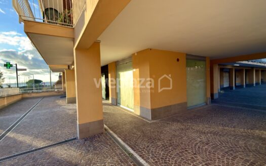 Locale commerciale in vendita