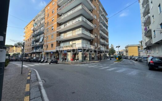 Locale commerciale in vendita